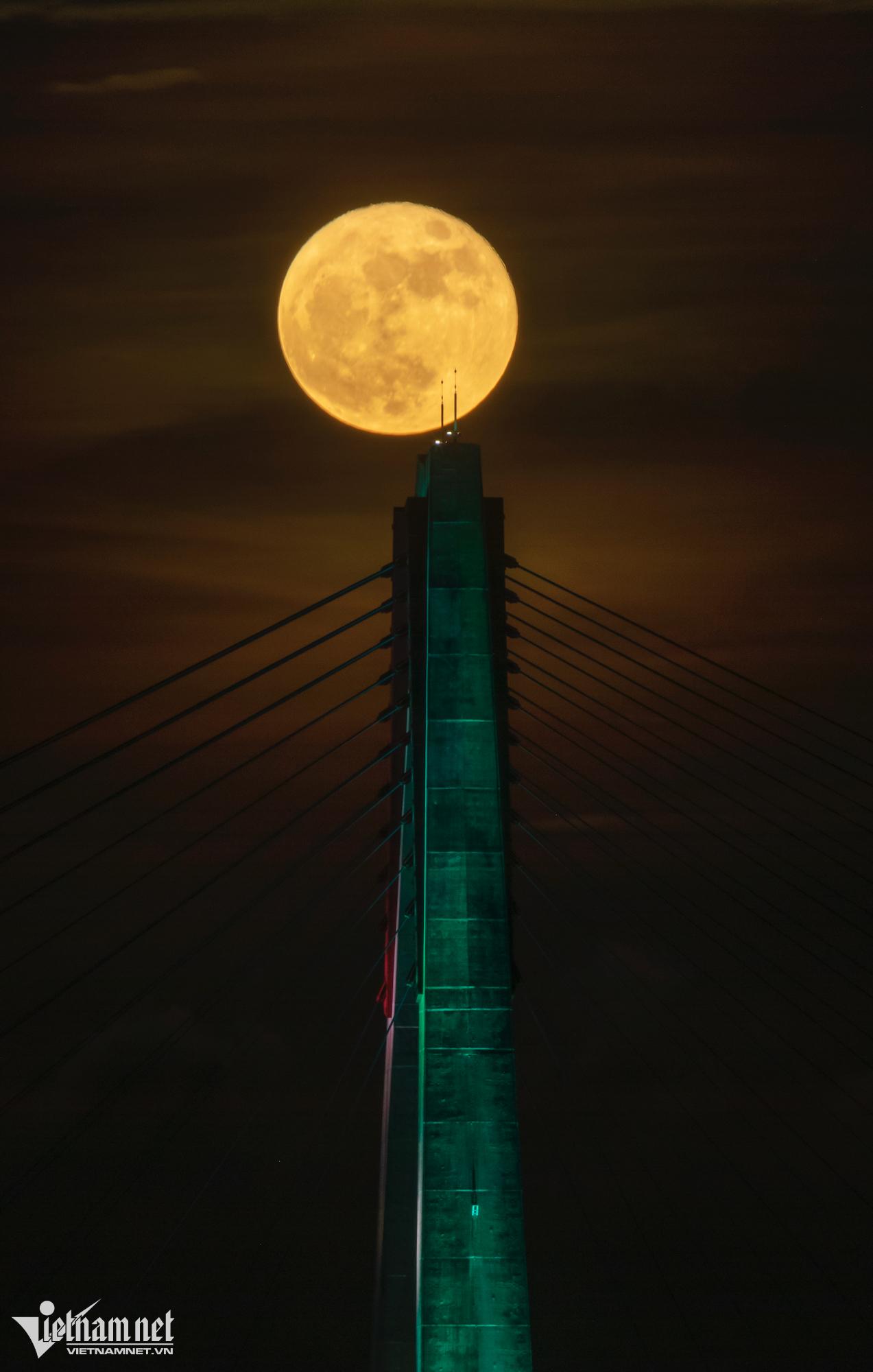 Si&ecirc;u trăng soi s&aacute;ng cầu Nhật T&acirc;n tối 14/7 - Ảnh 1.