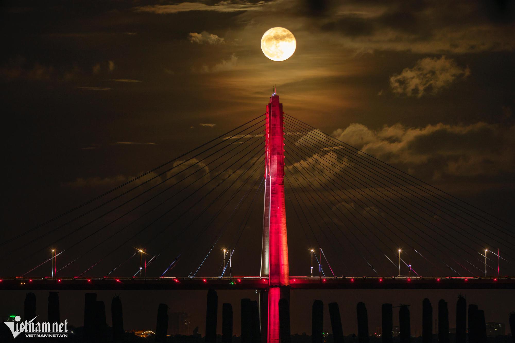 Si&ecirc;u trăng soi s&aacute;ng cầu Nhật T&acirc;n tối 14/7 - Ảnh 3.