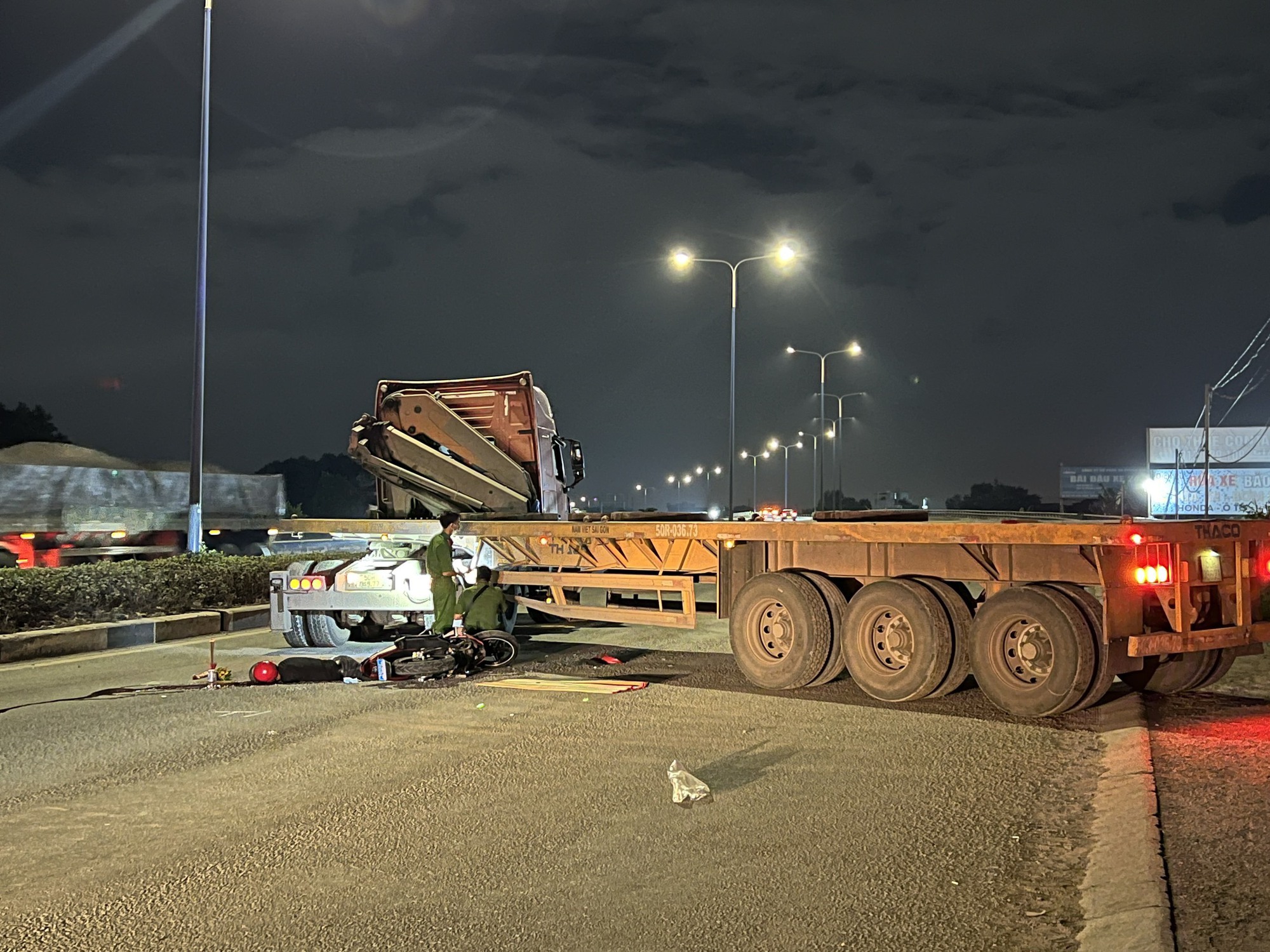 Bình Dương: Xe máy tông vào xe container, nam thanh niên tử vong tại chỗ - Ảnh 1. Bình Dương: Xe máy tông vào xe container, nam thanh niên tử vong tại chỗ - Ảnh 1.
