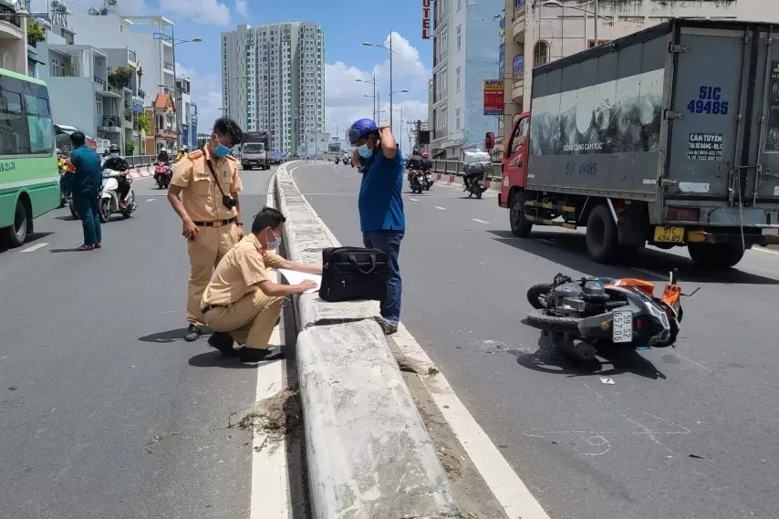 Chạy xe với tốc độ 'b&agrave;n thờ', người đ&agrave;n &ocirc;ng đ&acirc;m v&agrave;o dải ph&acirc;n c&aacute;ch tử vong thương t&acirc;m - Ảnh 1.