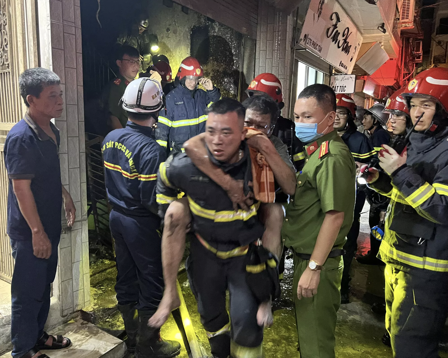 Nhà 5 tầng ở Hà Nội cháy ngùn ngụt, giải cứu 4 người mắc kẹt - Ảnh 1.