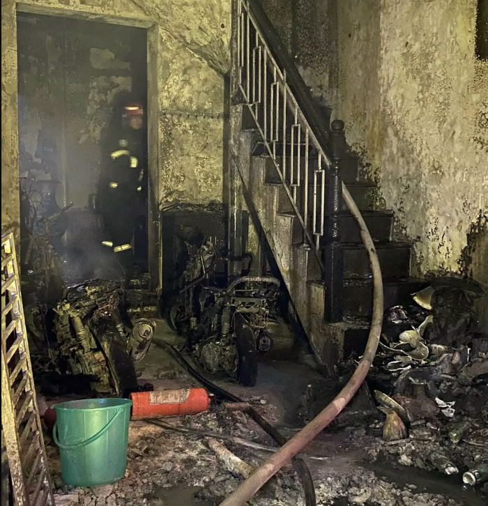 Nhà 5 tầng ở Hà Nội cháy ngùn ngụt, giải cứu 4 người mắc kẹt - Ảnh 2.