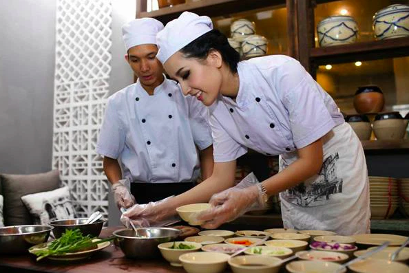 Sao Việt lấn sân kinh doanh: Mai Phương Thúy từ bà chủ chuỗi nhà hàng đến 'bà hoàng chứng khoán' - Ảnh 2.