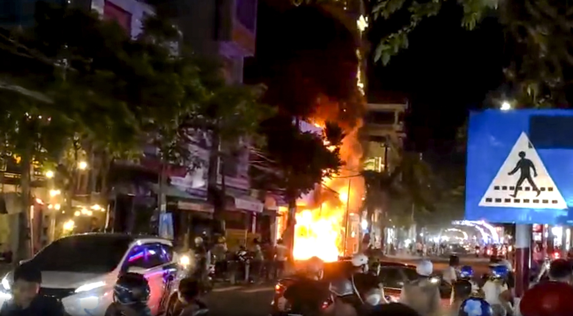 Phong tỏa 3 ngôi nhà bị cháy rụi ở Quảng Ngãi để điều tra vụ hỏa hoạn - Ảnh 1.
