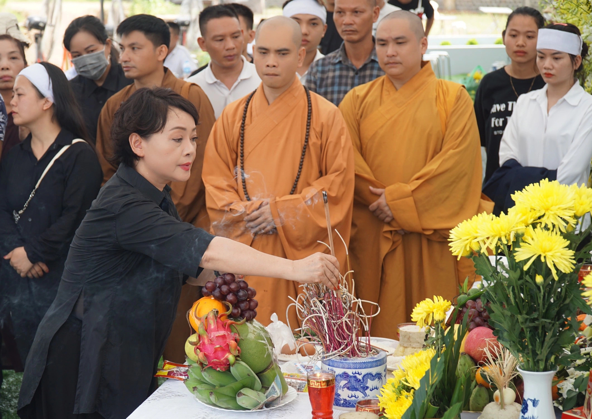 Dàn nghệ sĩ &quot;Gặp nhau cuối tuần&quot;, người thân khóc nghẹn tiễn biệt Giang Còi - Ảnh 9.