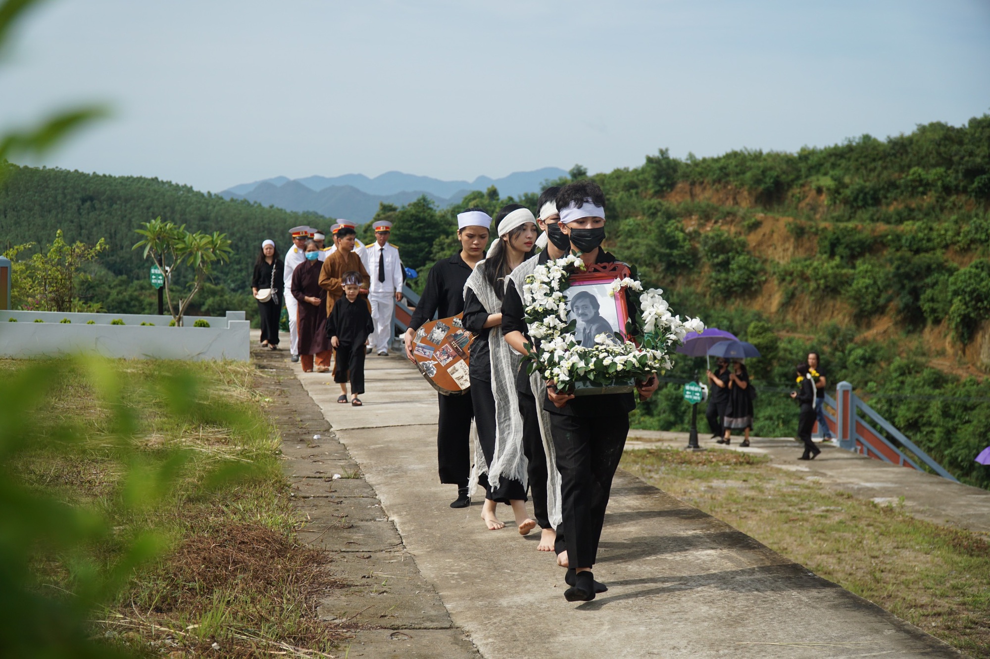 Dàn nghệ sĩ &quot;Gặp nhau cuối tuần&quot;, người thân khóc nghẹn tiễn biệt Giang Còi - Ảnh 2.