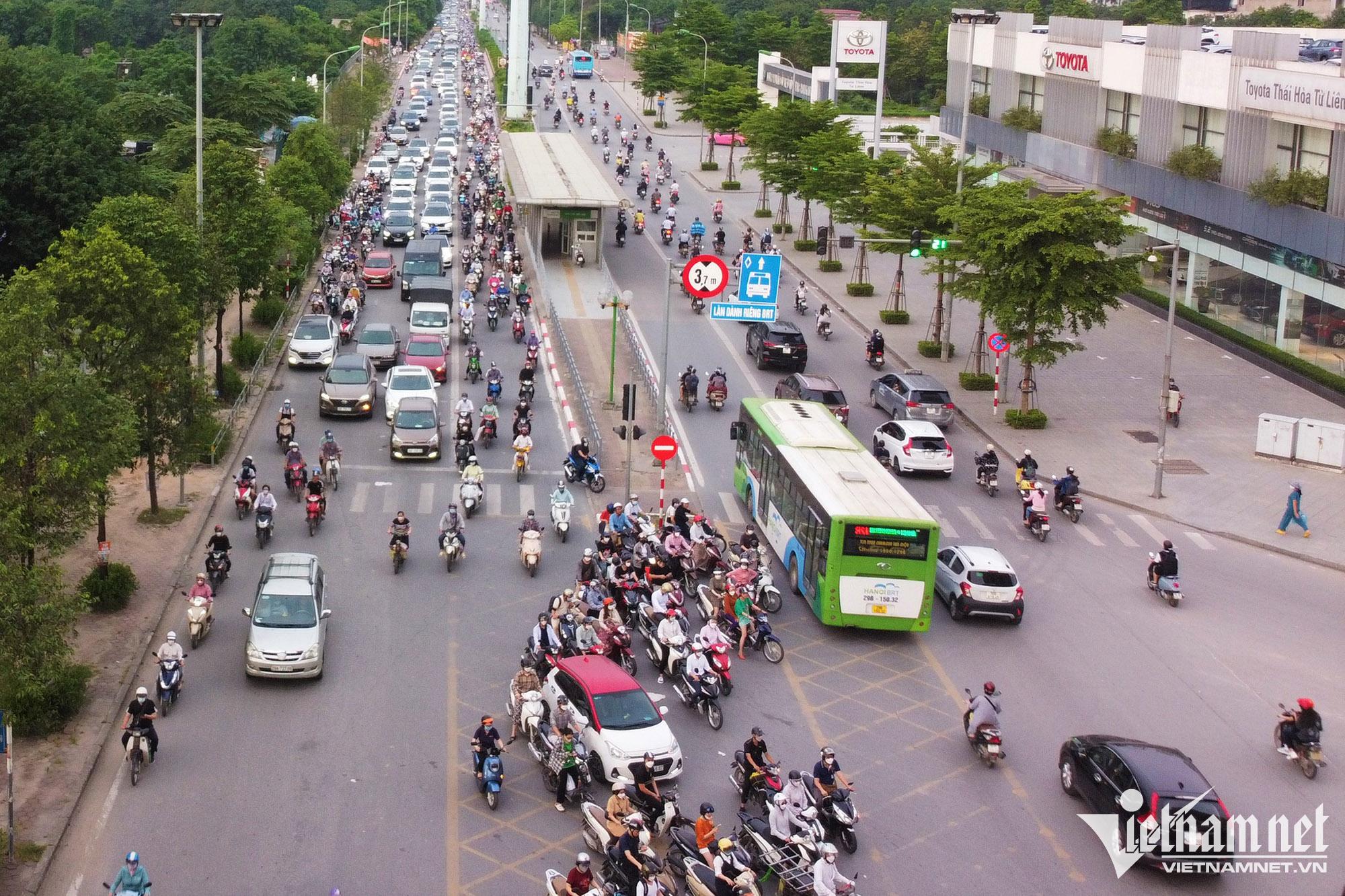 Tắc đường phải đi vào làn BRT, nơm nớp lo phạt nguội - Ảnh 2.