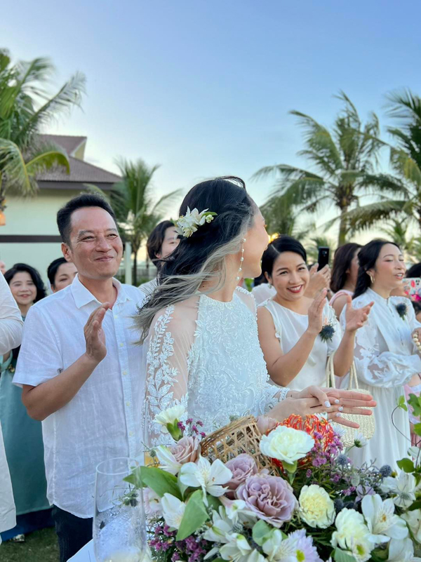 Lễ cưới bãi biển tuyệt đẹp của con gái ca sĩ Mỹ Linh và nhạc sĩ Anh Quân tại Việt Nam - Ảnh 5.