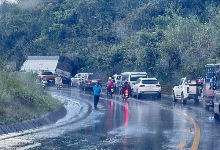 Xe kh&aacute;ch đấu đầu xe container, 4 người thương vong - Ảnh 1.