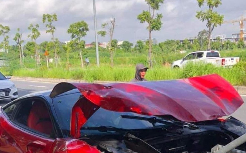 Siêu xe Ferrari 488 nát đầu sau khi tông đổ gốc cây ở Hà Nội