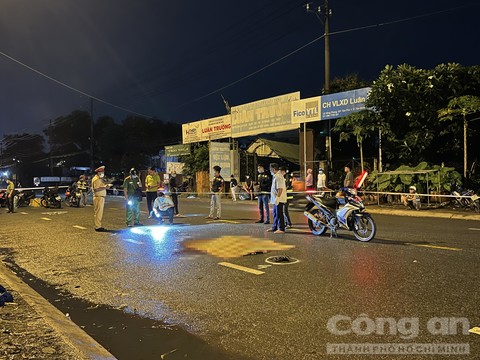 Người phụ nữ đứng m&uacute;a giữa đường, bị 2 &ocirc;t&ocirc; t&ocirc;ng tử vong - Ảnh 4.