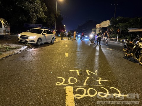 Người phụ nữ đứng m&uacute;a giữa đường, bị 2 &ocirc;t&ocirc; t&ocirc;ng tử vong - Ảnh 1.