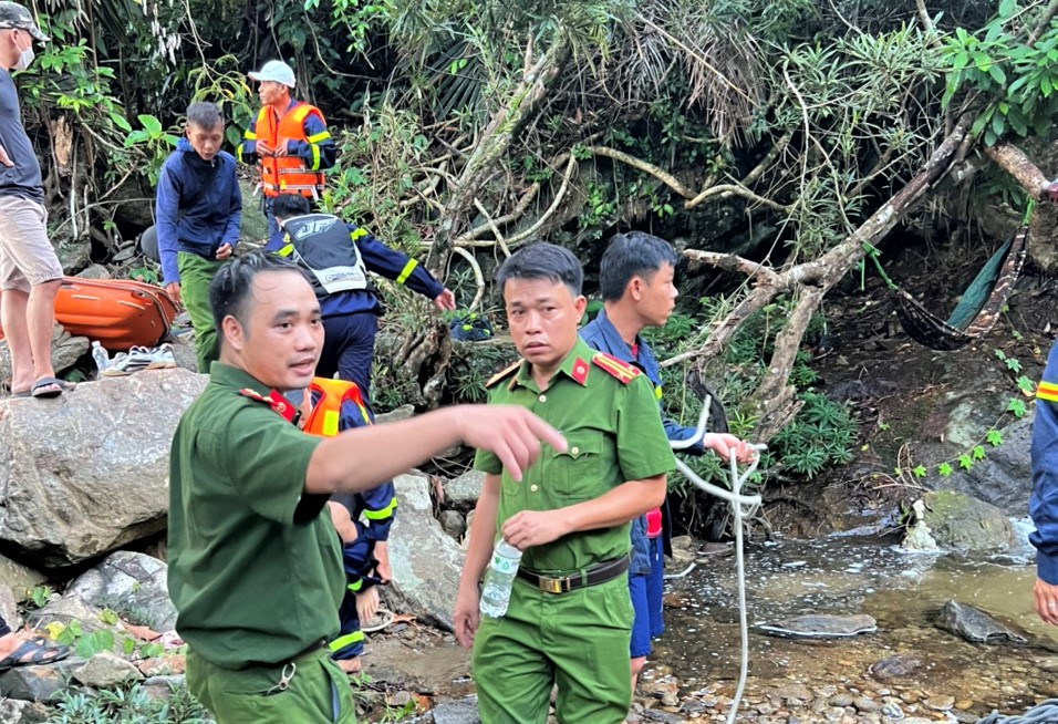 Nam du kh&aacute;ch rơi xuống th&aacute;c nước tử vong trong l&uacute;c chụp ảnh - Ảnh 2.