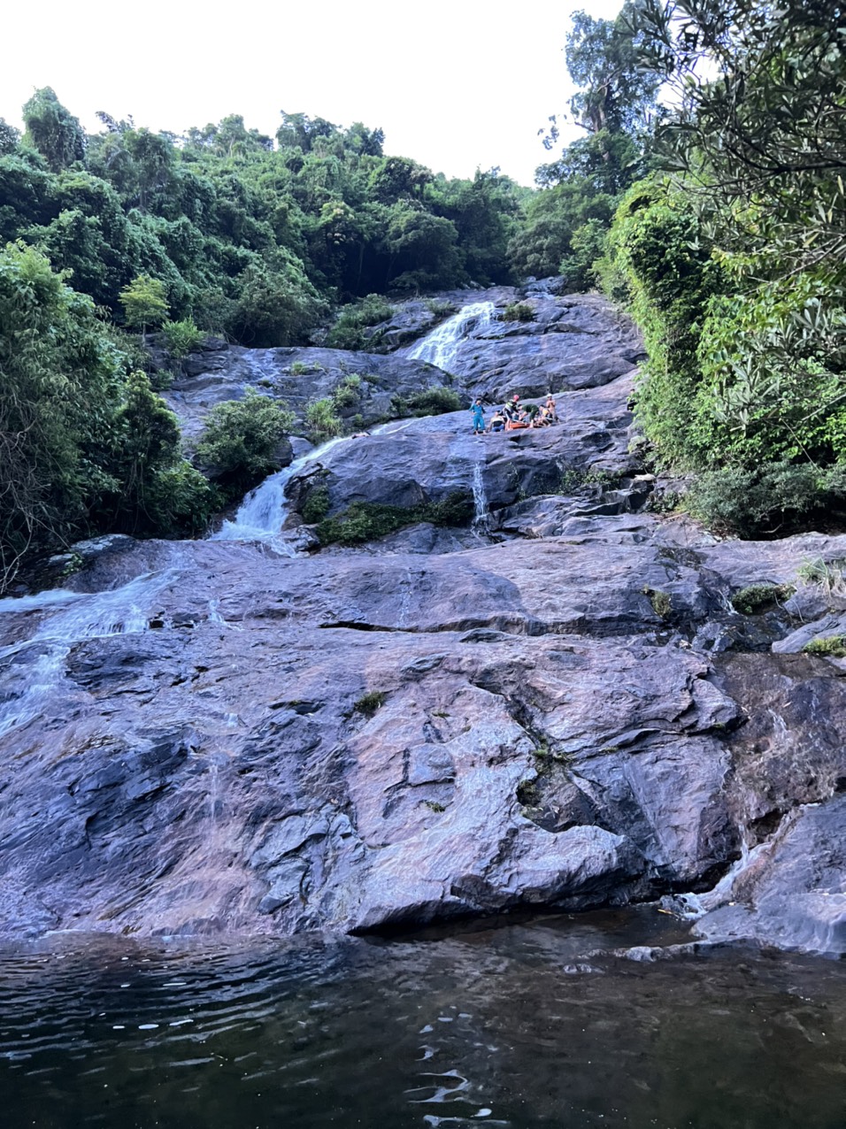 Nam du kh&aacute;ch rơi xuống th&aacute;c nước tử vong trong l&uacute;c chụp ảnh - Ảnh 1.