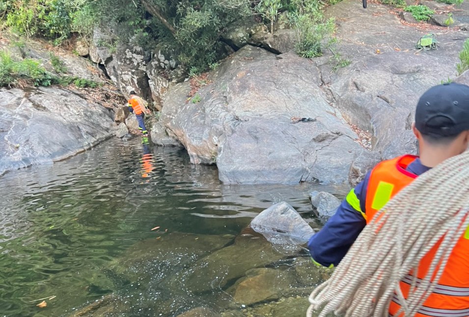 Nam du kh&aacute;ch rơi xuống th&aacute;c nước tử vong trong l&uacute;c chụp ảnh - Ảnh 3.