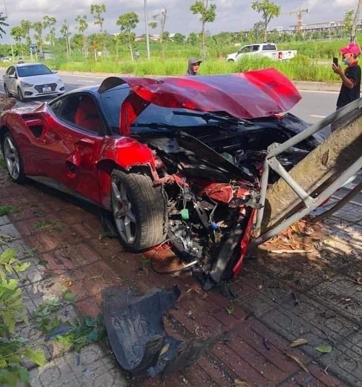 Danh tính bất ngờ của tài xế lái siêu xe Ferrari 488 tông đổ gốc cây ở Hà Nội - Ảnh 3.