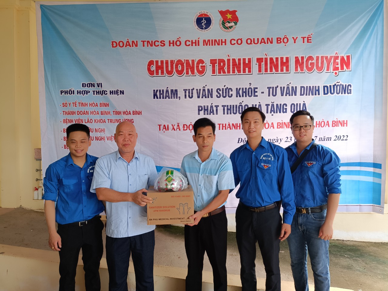 Đoàn TNCS HCM cơ quan Bộ Y tế khám và phát thuốc miễn phí cho bà con có hoàn cảnh khó khăn tại Hòa Bình và Thái Nguyên  - Ảnh 1.