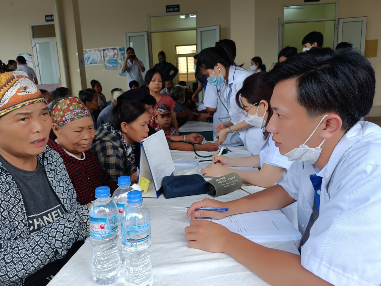 Đoàn TNCS HCM cơ quan Bộ Y tế khám và phát thuốc miễn phí cho bà con có hoàn cảnh khó khăn tại Hòa Bình và Thái Nguyên  - Ảnh 4.