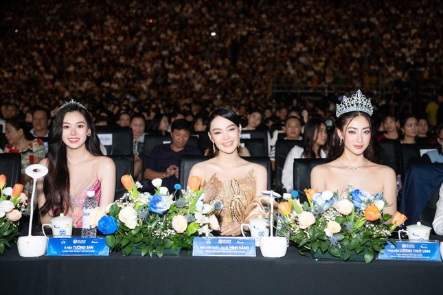 Minh Hằng tái xuất gợi cảm sau đám cưới, hội ngộ chủ tịch Miss World Vietnam trên ghế nóng - Ảnh 1.
