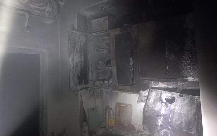 Cứu 9 người mắc kẹt trong vụ cháy nhà giữa đêm ở Hà Nội