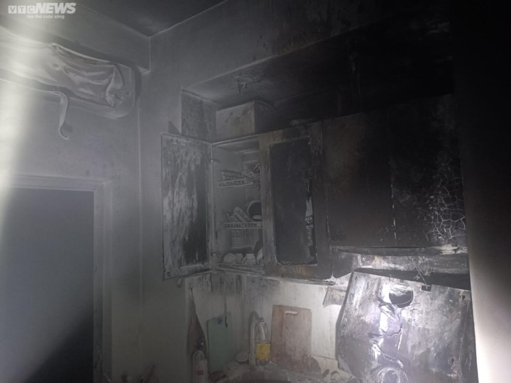 Cứu 9 người mắc kẹt trong vụ cháy nhà giữa đêm ở Hà Nội - Ảnh 2.