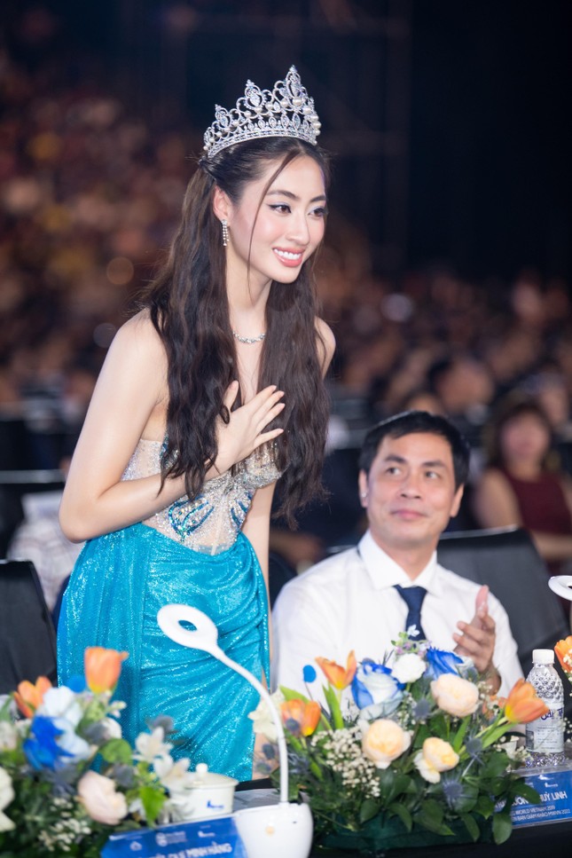 Minh Hằng tái xuất gợi cảm sau đám cưới, hội ngộ chủ tịch Miss World Vietnam trên ghế nóng - Ảnh 6.