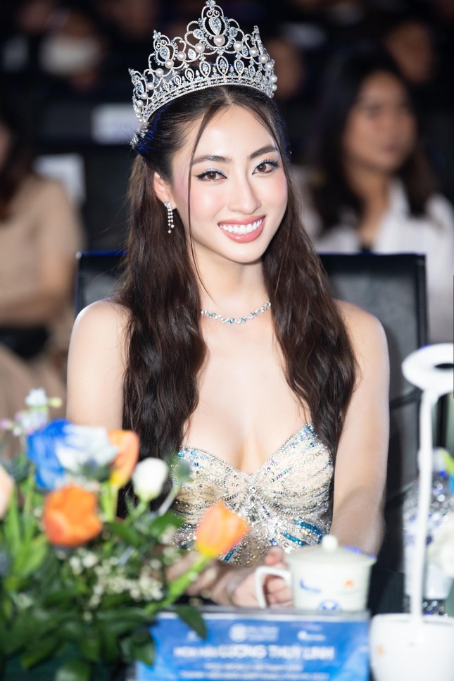 Minh Hằng tái xuất gợi cảm sau đám cưới, hội ngộ chủ tịch Miss World Vietnam trên ghế nóng - Ảnh 5.