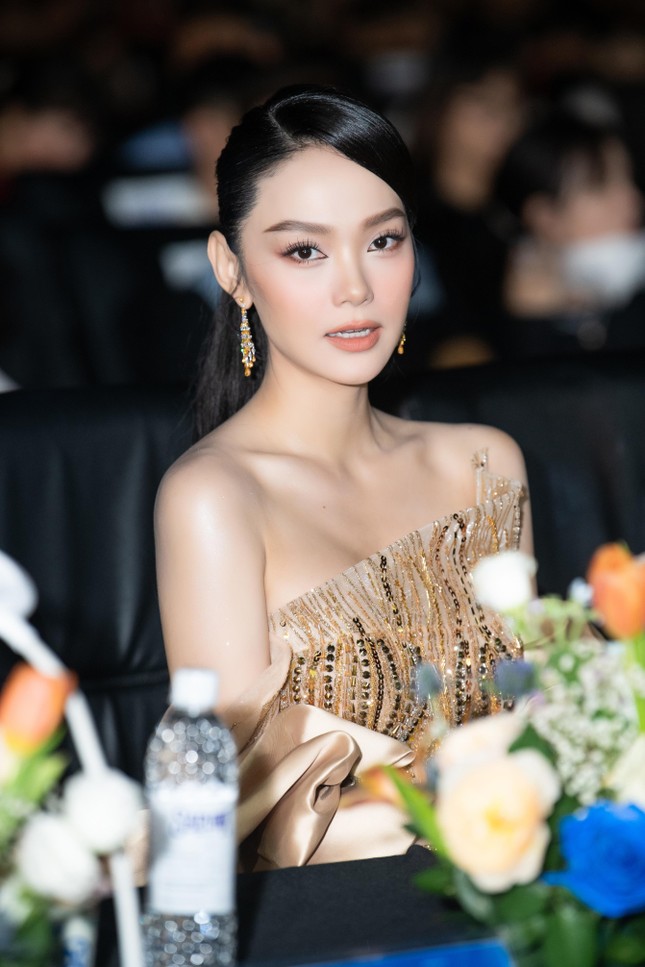 Minh Hằng tái xuất gợi cảm sau đám cưới, hội ngộ chủ tịch Miss World Vietnam trên ghế nóng - Ảnh 3.
