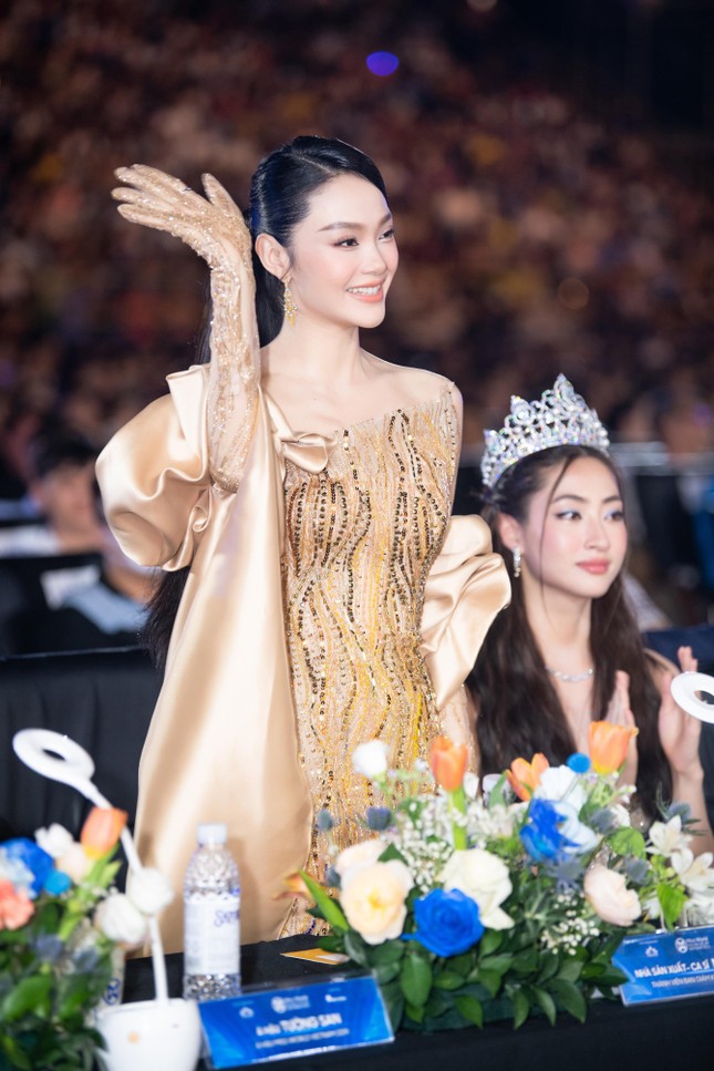 Minh Hằng tái xuất gợi cảm sau đám cưới, hội ngộ chủ tịch Miss World Vietnam trên ghế nóng - Ảnh 2.