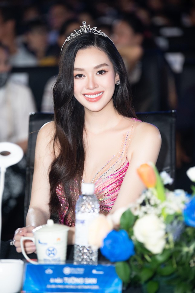 Minh Hằng tái xuất gợi cảm sau đám cưới, hội ngộ chủ tịch Miss World Vietnam trên ghế nóng - Ảnh 7.