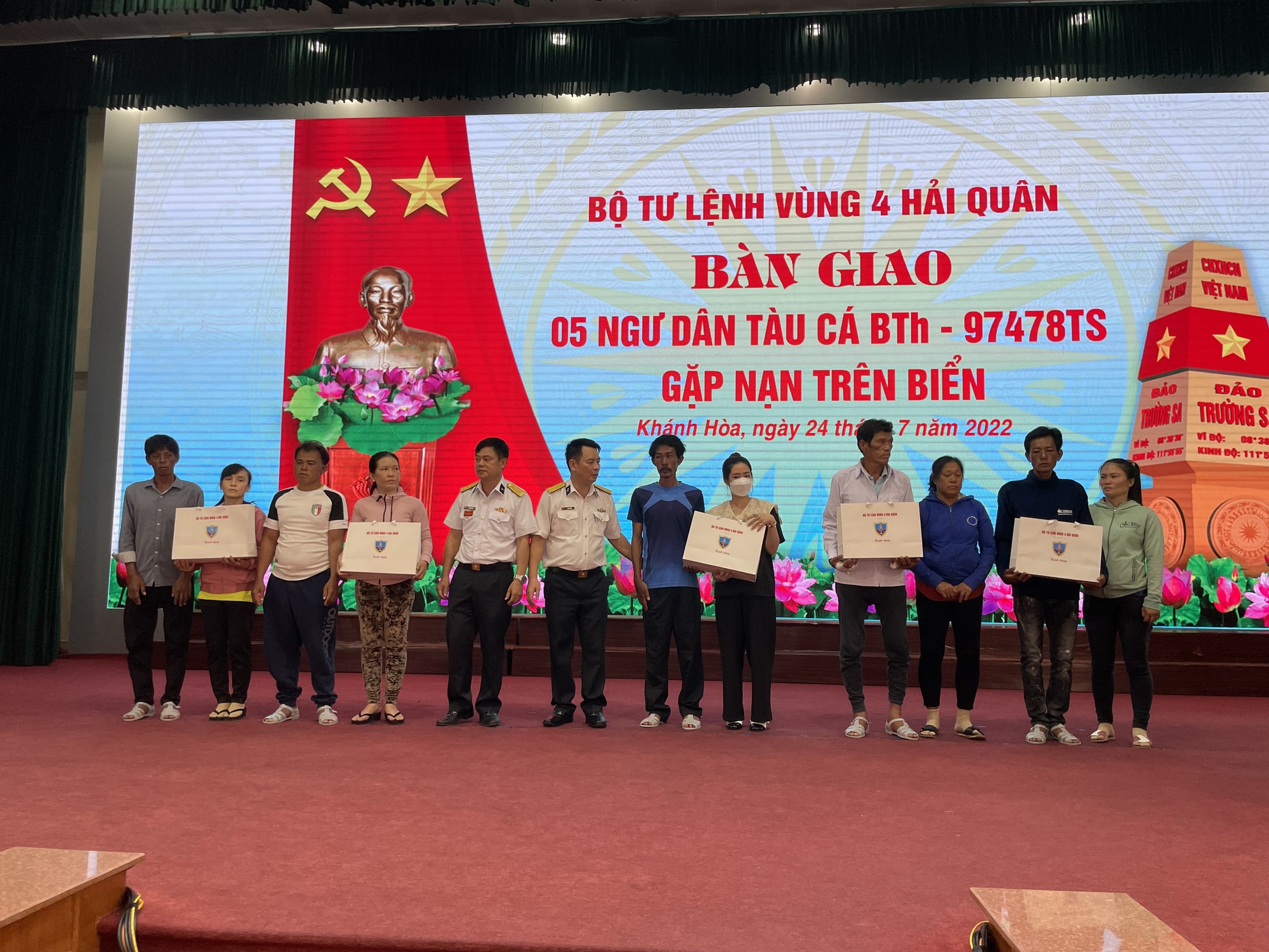 Đ&oacute;n 5 ngư d&acirc;n B&igrave;nh Thuận sống s&oacute;t kỳ diệu sau 12 ng&agrave;y đ&ecirc;m l&ecirc;nh đ&ecirc;nh tr&ecirc;n biển - Ảnh 4.
