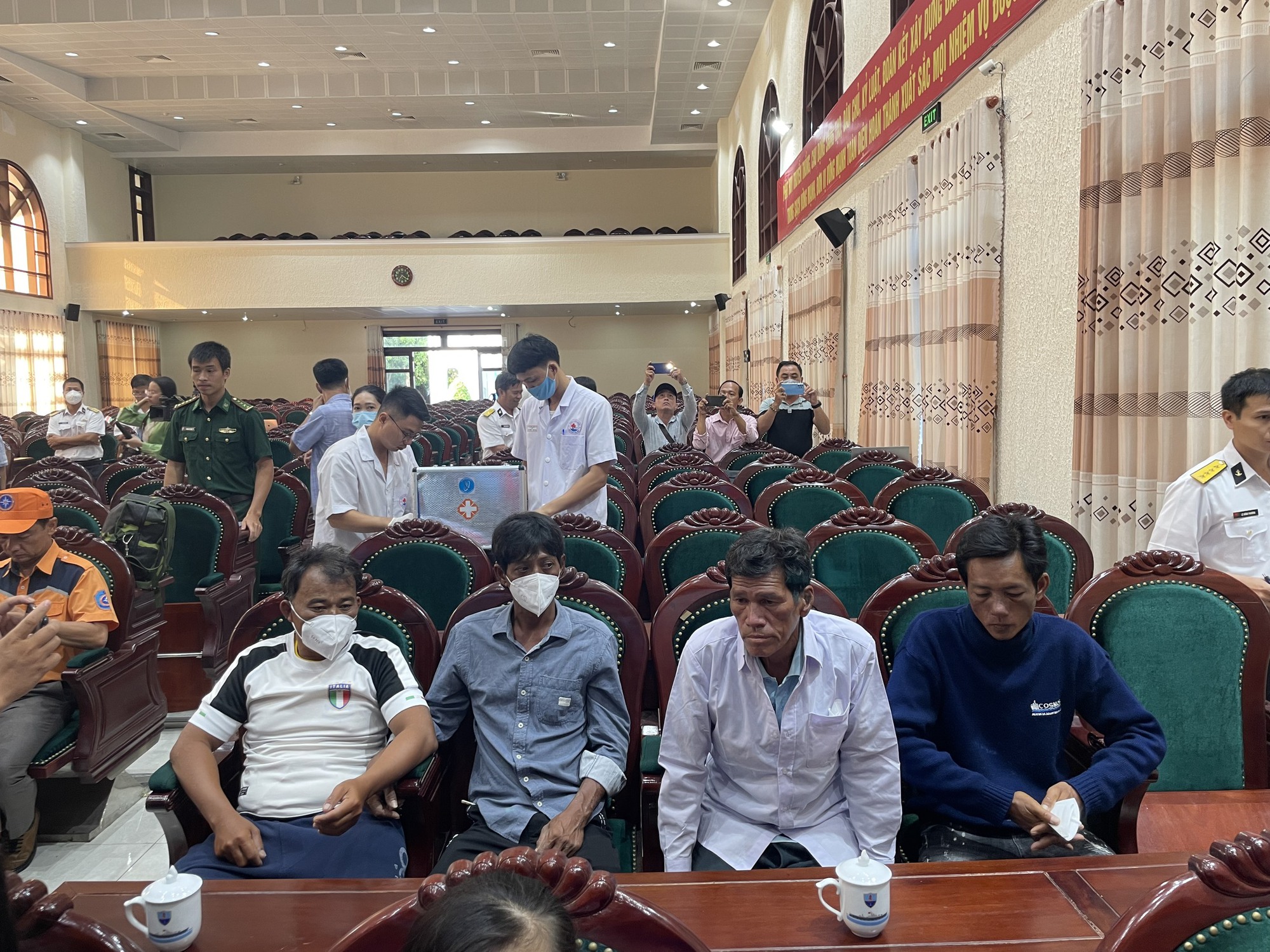 Đ&oacute;n 5 ngư d&acirc;n B&igrave;nh Thuận sống s&oacute;t kỳ diệu sau 12 ng&agrave;y đ&ecirc;m l&ecirc;nh đ&ecirc;nh tr&ecirc;n biển - Ảnh 7.