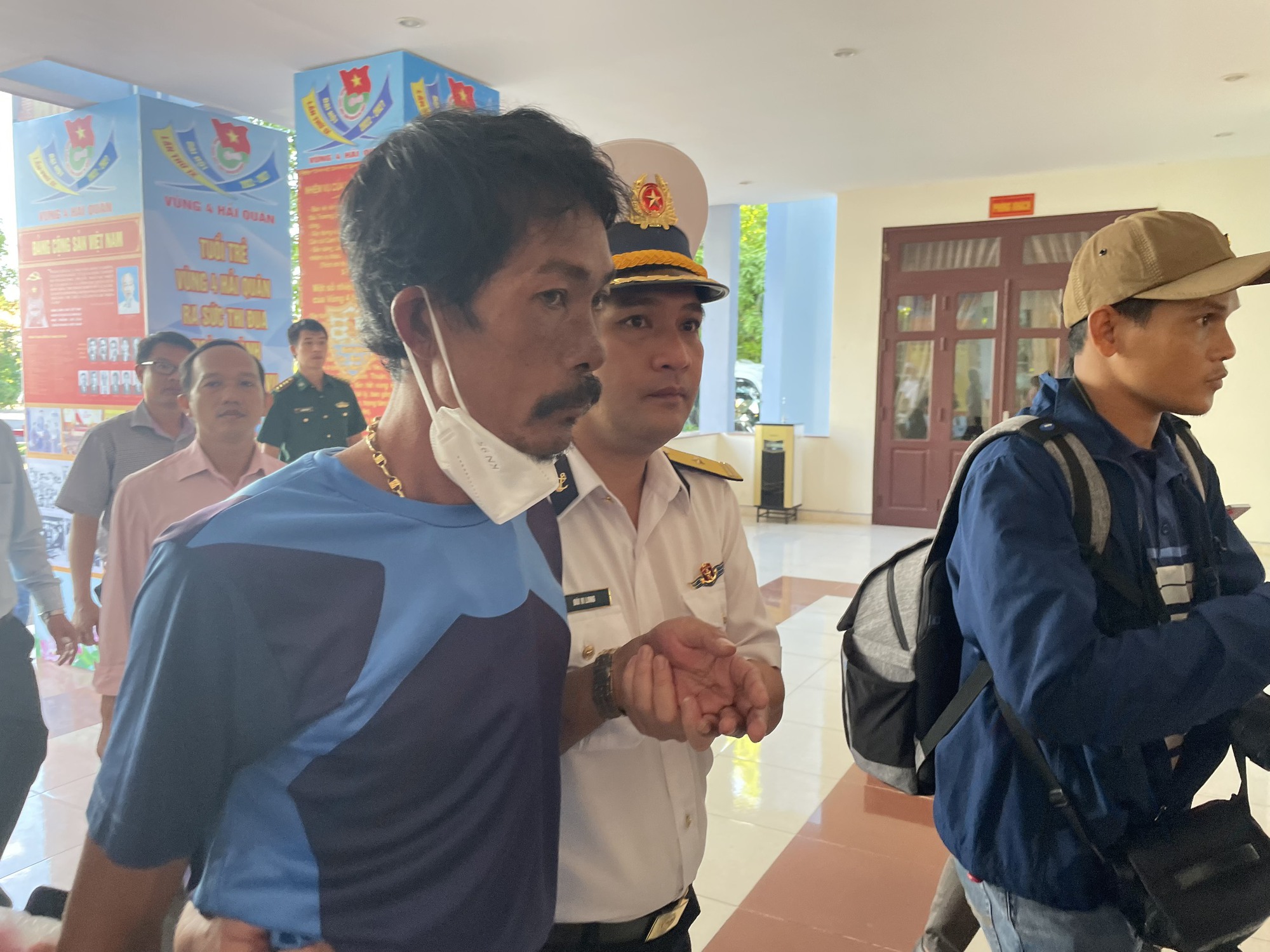 Đ&oacute;n 5 ngư d&acirc;n B&igrave;nh Thuận sống s&oacute;t kỳ diệu sau 12 ng&agrave;y đ&ecirc;m l&ecirc;nh đ&ecirc;nh tr&ecirc;n biển - Ảnh 5.