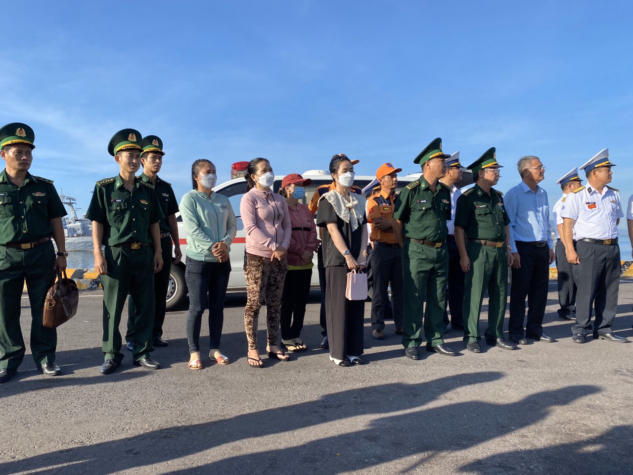 Đ&oacute;n 5 ngư d&acirc;n B&igrave;nh Thuận sống s&oacute;t kỳ diệu sau 12 ng&agrave;y đ&ecirc;m l&ecirc;nh đ&ecirc;nh tr&ecirc;n biển - Ảnh 1.