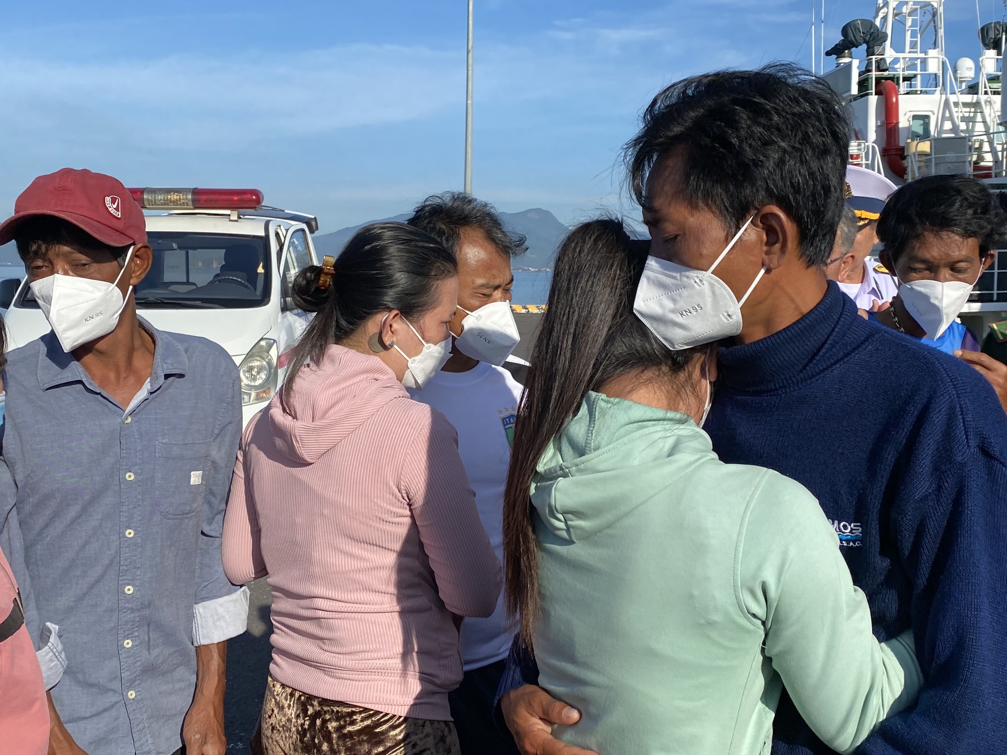 Đ&oacute;n 5 ngư d&acirc;n B&igrave;nh Thuận sống s&oacute;t kỳ diệu sau 12 ng&agrave;y đ&ecirc;m l&ecirc;nh đ&ecirc;nh tr&ecirc;n biển - Ảnh 3.