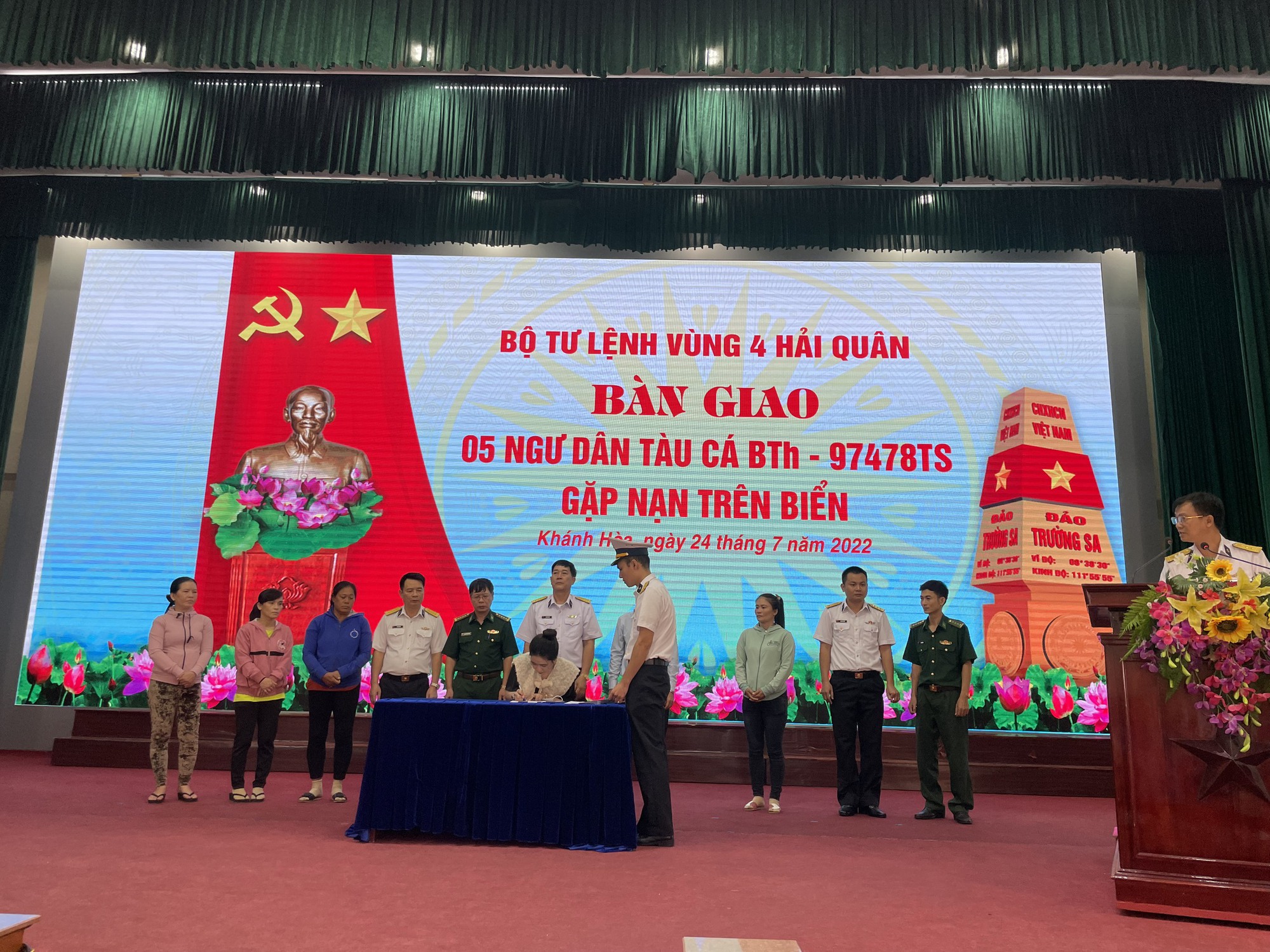 Đ&oacute;n 5 ngư d&acirc;n B&igrave;nh Thuận sống s&oacute;t kỳ diệu sau 12 ng&agrave;y đ&ecirc;m l&ecirc;nh đ&ecirc;nh tr&ecirc;n biển - Ảnh 8.