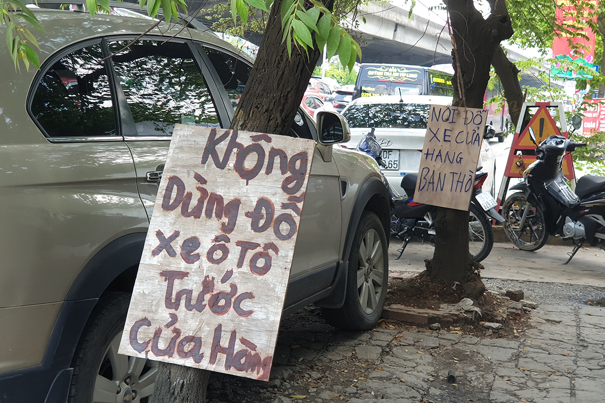Hà Nội: Biển &quot;cấm đỗ xe&quot; tự phát của người dân xuất hiện khắp nơi trên đường phố - Ảnh 2.