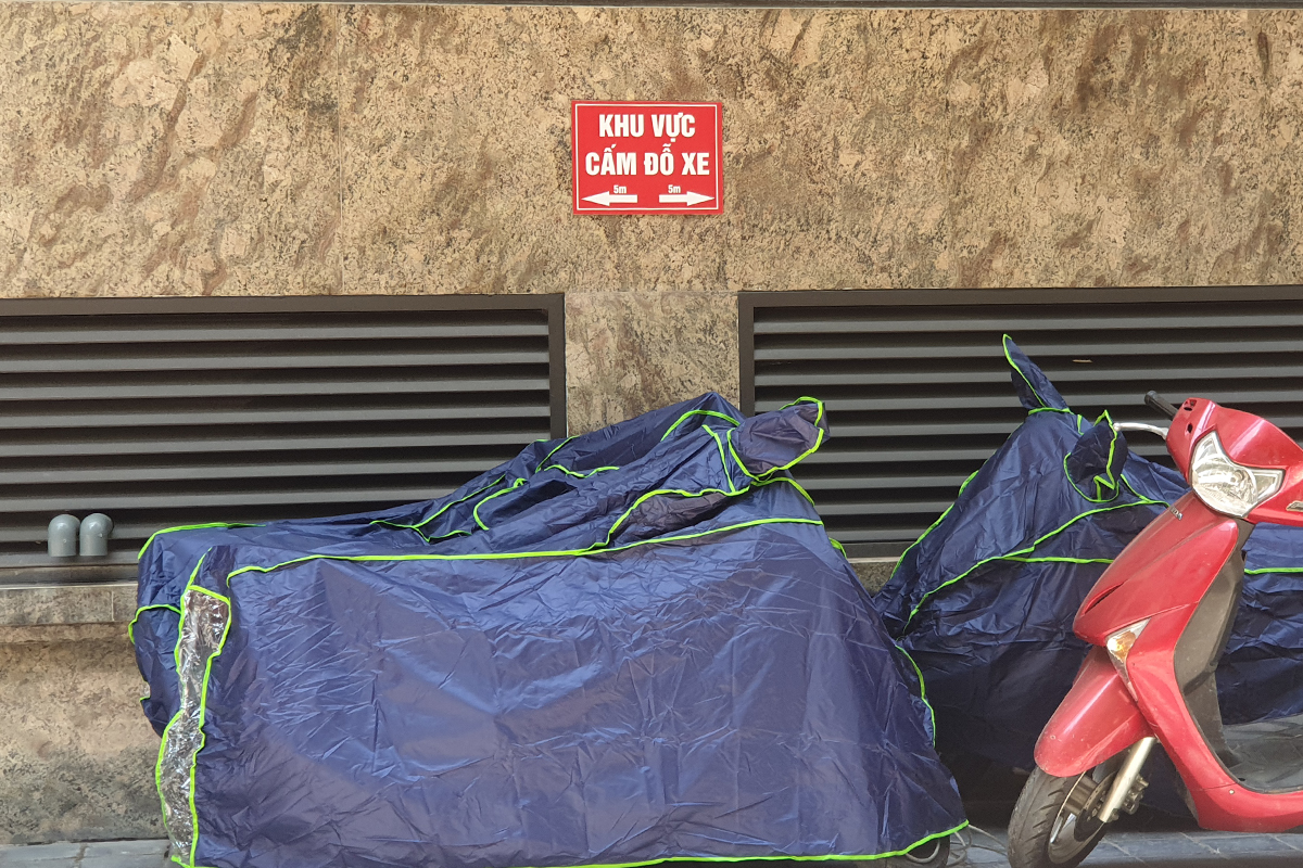 Hà Nội: Biển &quot;cấm đỗ xe&quot; tự phát của người dân xuất hiện khắp nơi trên đường phố - Ảnh 6.