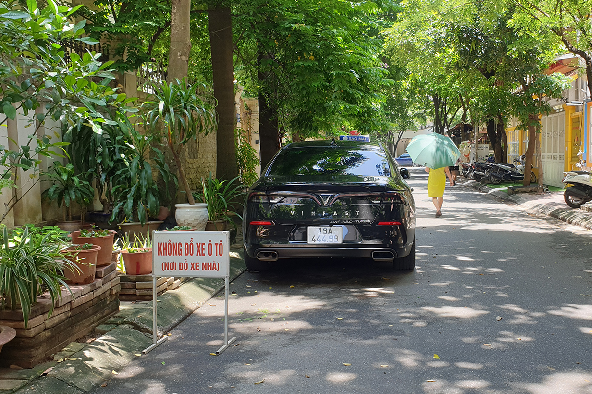 Hà Nội: Biển &quot;cấm đỗ xe&quot; tự phát của người dân xuất hiện khắp nơi trên đường phố - Ảnh 4.