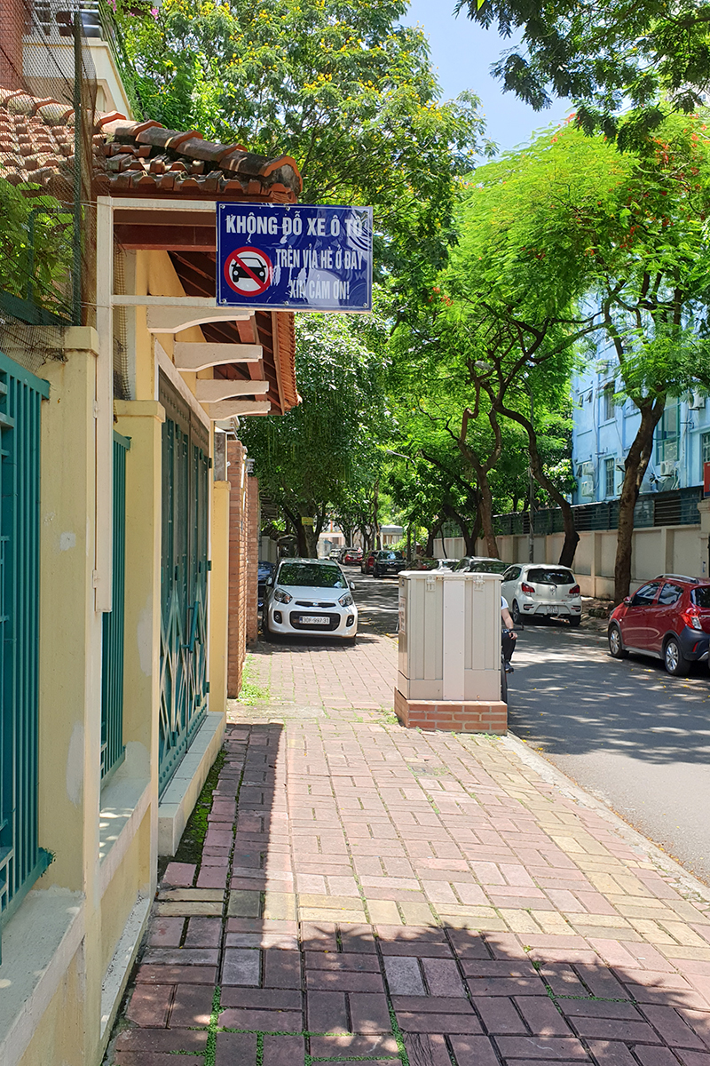 Hà Nội: Biển &quot;cấm đỗ xe&quot; tự phát của người dân xuất hiện khắp nơi trên đường phố - Ảnh 10.