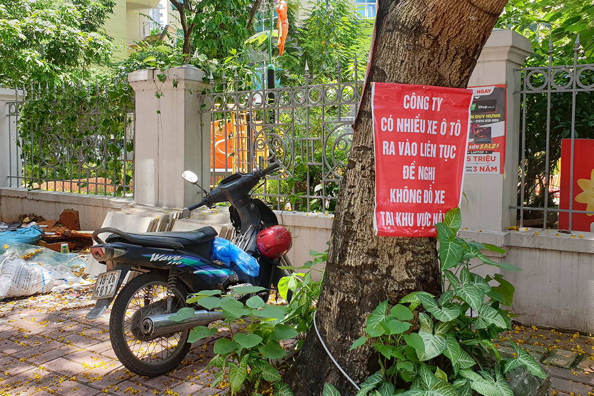 Hà Nội: Biển &quot;cấm đỗ xe&quot; tự phát của người dân xuất hiện khắp nơi trên đường phố - Ảnh 8.