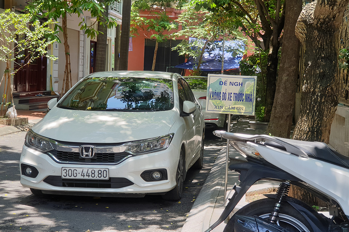 Hà Nội: Biển &quot;cấm đỗ xe&quot; tự phát của người dân xuất hiện khắp nơi trên đường phố - Ảnh 11.