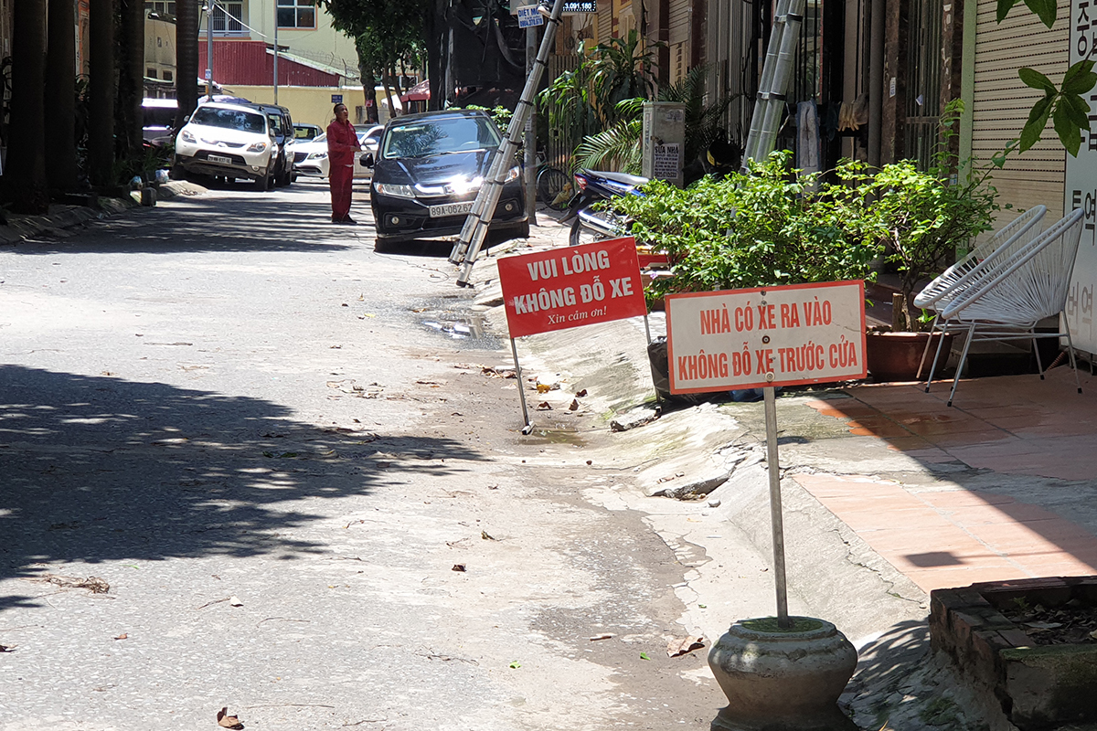 Hà Nội: Biển &quot;cấm đỗ xe&quot; tự phát của người dân xuất hiện khắp nơi trên đường phố - Ảnh 9.