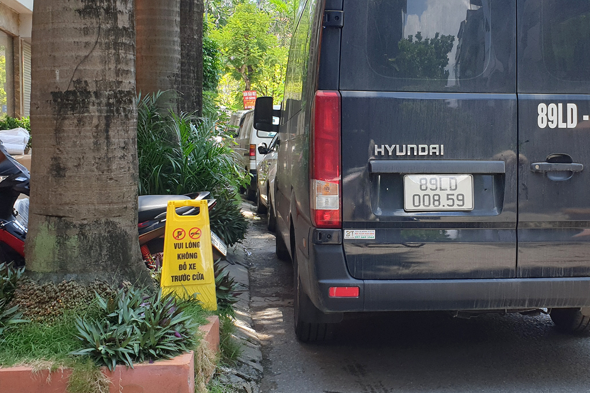 Hà Nội: Biển &quot;cấm đỗ xe&quot; tự phát của người dân xuất hiện khắp nơi trên đường phố - Ảnh 5.