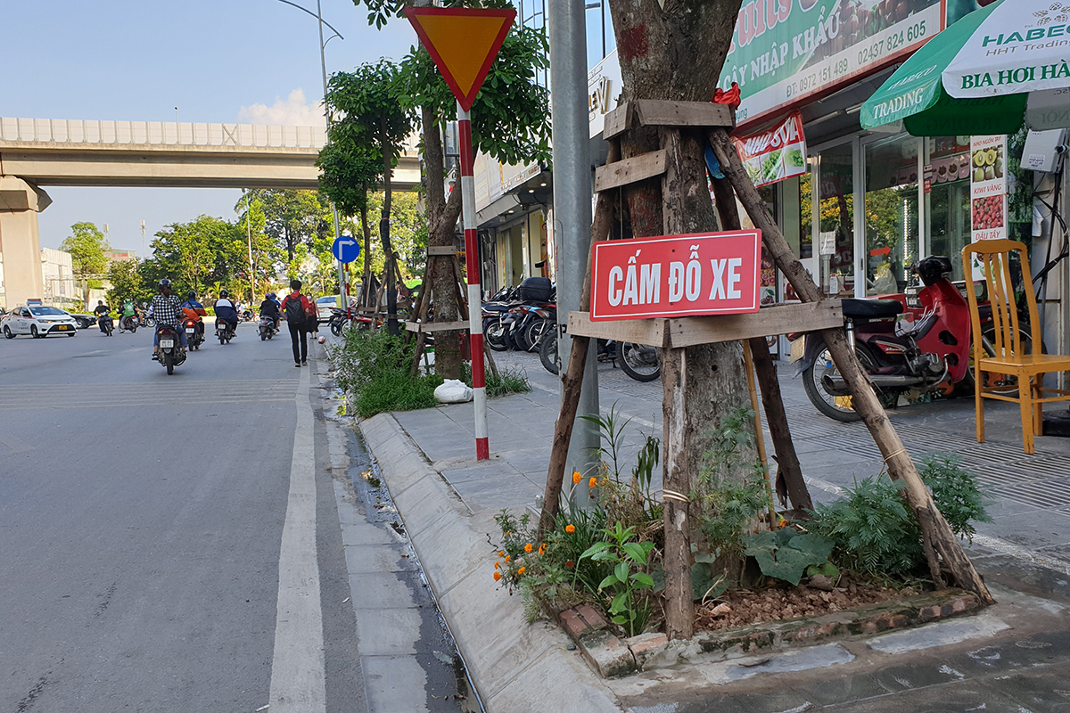 Hà Nội: Biển &quot;cấm đỗ xe&quot; tự phát của người dân xuất hiện khắp nơi trên đường phố - Ảnh 1.
