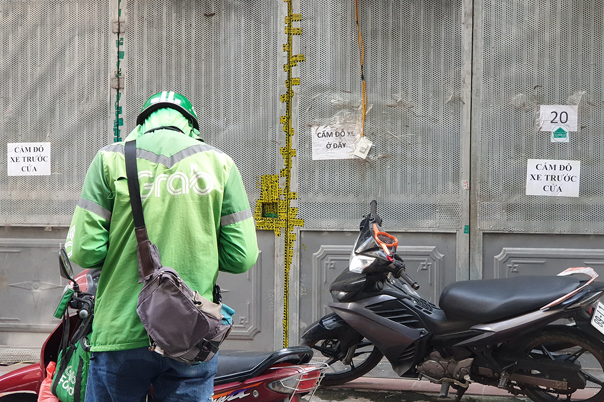 Hà Nội: Biển &quot;cấm đỗ xe&quot; tự phát của người dân xuất hiện khắp nơi trên đường phố - Ảnh 7.