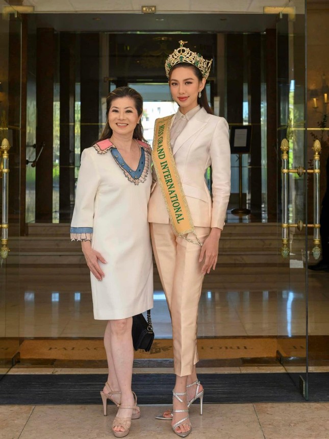Vương miện 12 tỷ đồng của Hoa hậu Thuỳ Tiên gặp sự cố trong chuyến công tác châu Âu - Ảnh 2.