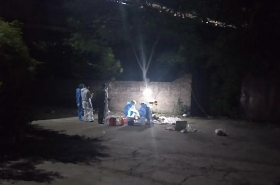 Thi thể người đ&agrave;n &ocirc;ng ph&acirc;n hủy ở gốc c&acirc;y - Ảnh 1.