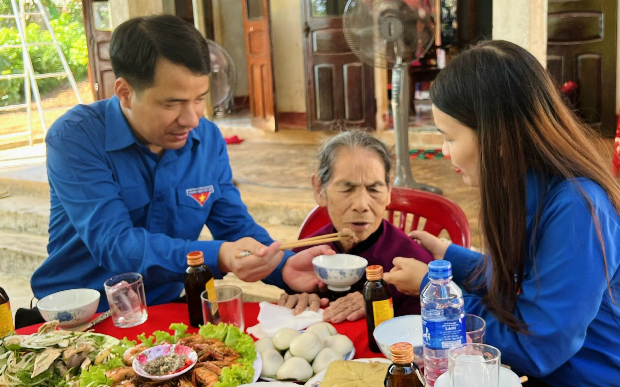 Bữa cơm trưa ấm cúng cùng Mẹ Việt Nam Anh hùng 93 tuổi