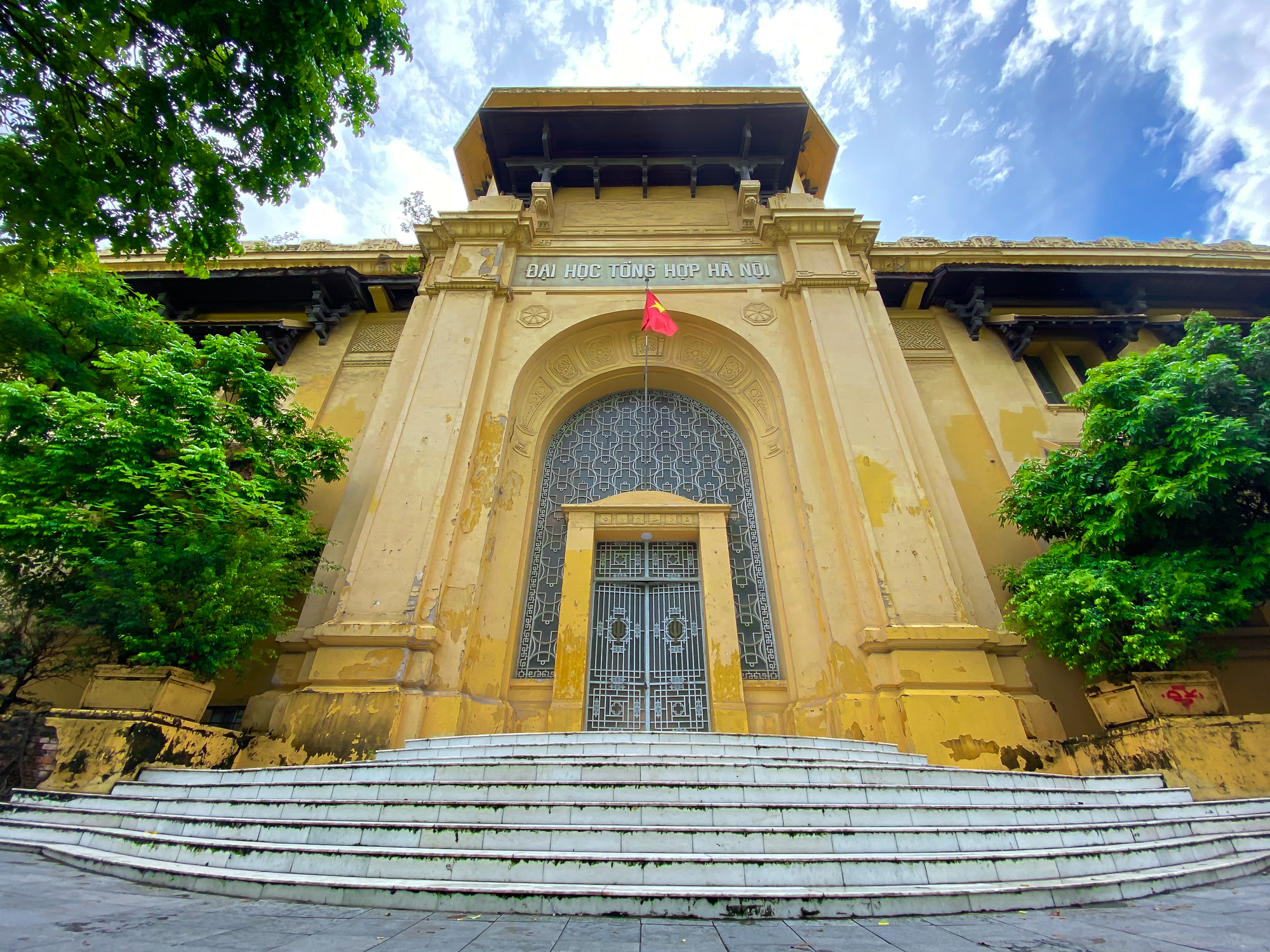 Trường đại học trăm tuổi, có hội trường đẹp như cung điện ở Hà Nội - Ảnh 1.